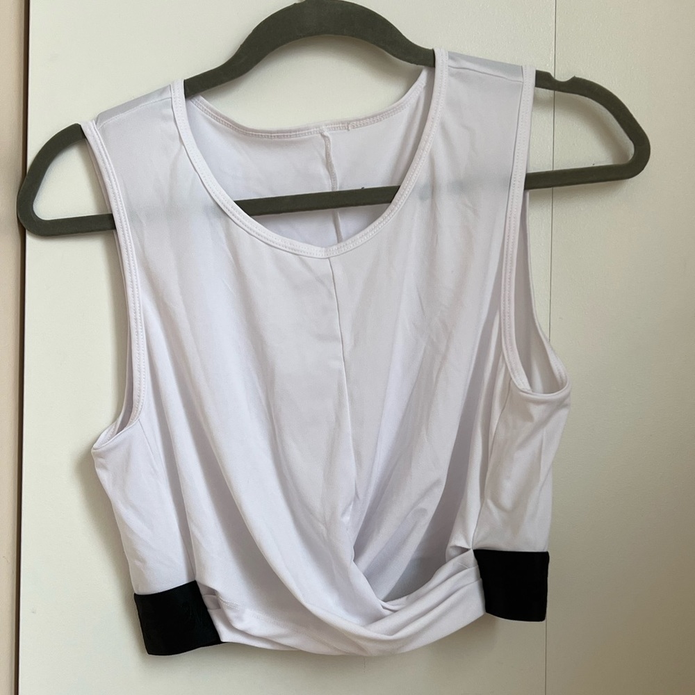 Fabletics workout crop-top. Worn once or twice, perfect for yoga and pilates.